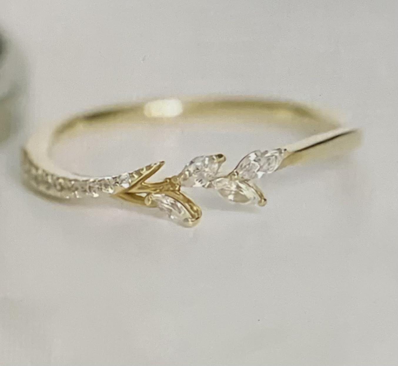 Charming Leaf Ring